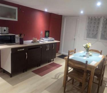 Arpajon-sur-Cere Apartamento | Logement chez habitant
