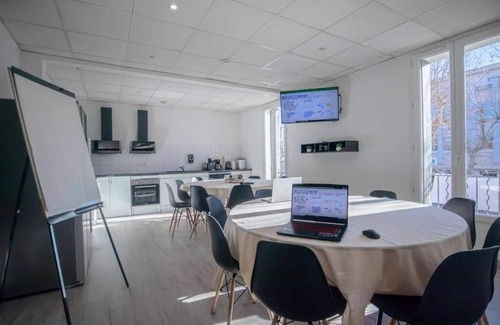 Clermont-l'Herault Apartamento | Logement spécial groupe - 310 m² - Work&Play 1 1