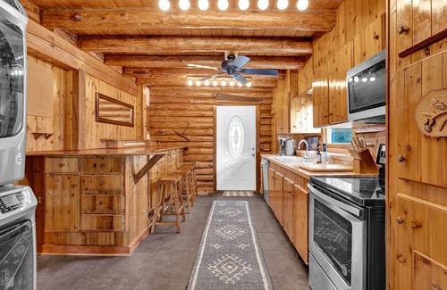 Mayhew Cabina | “Logged Out”- Log Cabin Rental