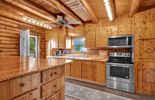 Mayhew Cabina | “Logged Out”- Log Cabin Rental