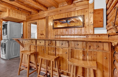 Mayhew Cabina | “Logged Out”- Log Cabin Rental