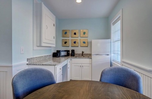 Surf City Hotel | Loggerhead Inn & Suites - Two Queen Suite in hotel in Surf City, North Carolina