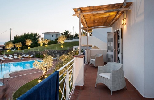 Villammare Apartamento | Loggia Appartment with large sea view terrace and swimming pool