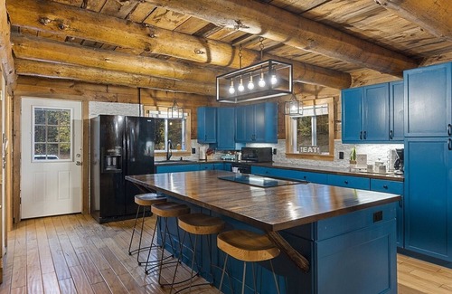 Thornton Cabina | NEW! Entire Log Home With *PRIVATE hot tub