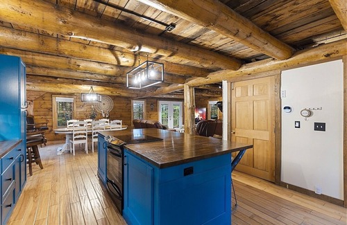 Thornton Cabina | NEW! Entire Log Home With *PRIVATE hot tub