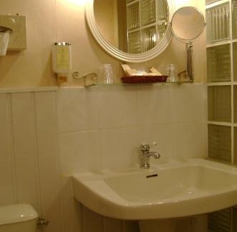 Tavel Hotel | Logis Auberge De Tavel