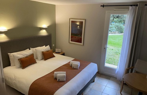 Grignan Hotel | Logis Hôtel La Bastide De Grignan & Restaurant "La Chênaie"