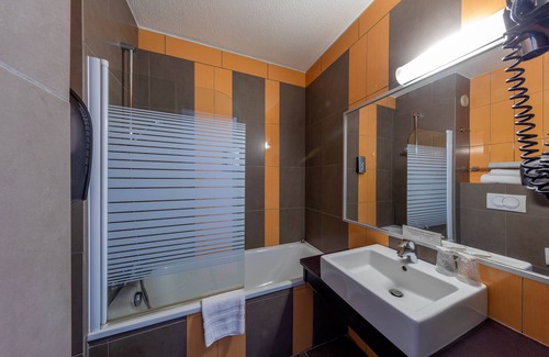 Aubagne Hotel | Logis Hôtel Noemys Pont de l’Etoile