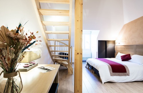 Banassac Hotel | Logis Hôtel Restaurant Les 2 Rives - A75, en bordure de rivière