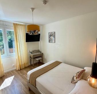 Monteux Hotel | Logis Hotel Le Blason de Provence