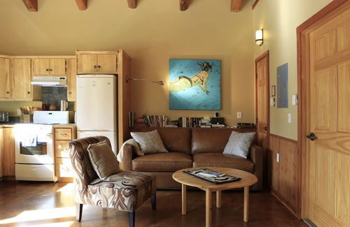 New Denver Cabina | Loki's Cabin at Big Bay Stays: Your Lakeside Haven for Rejuvenation & Adventure