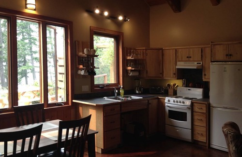 New Denver Cabina | Loki's Cabin at Big Bay Stays: Your Lakeside Haven for Rejuvenation & Adventure