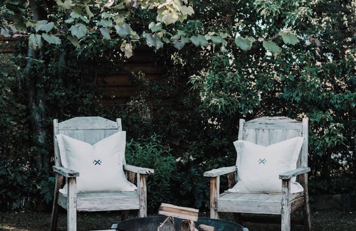 Adaminaby Cabaña | Lola Cottage on Baker Street, a soulful Cottage full of charm. Pet Friendly!