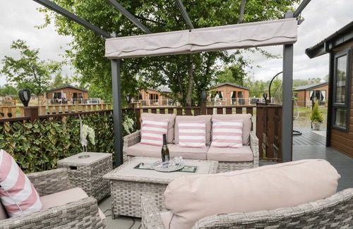 South Lakeland Leisure Village Cabaña | LOLUKE LODGE ON THE LAKE, family friendly, with a garden in Carnforth