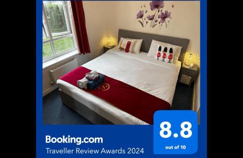Edmonton Apartamento | London 2 Bed 2 Bath Apartment Holiday Home - Free Parking - 3min walk to the Train station - 19min to London Liverpool Street 5min to Victoria Line 1GB Broadband super fast Internet GROUND FLOOR 100s of shops restaurants bakeries 24-hour ASDA superstore