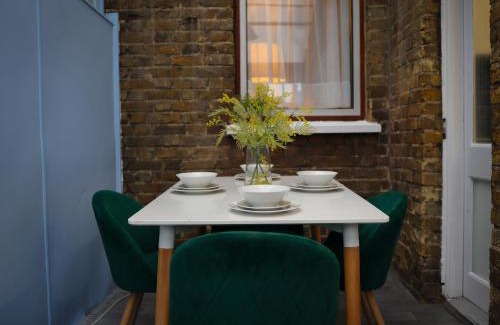 Edmonton Casa | London 4 Bed Contractor Base with Pool Table