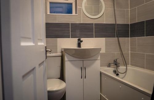 Edmonton Casa | London 4 Bed Contractor Base with Pool Table
