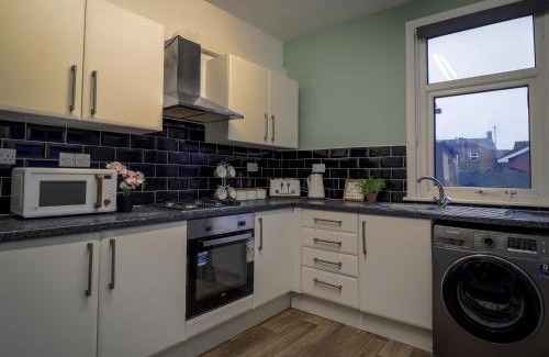 Edmonton Casa | London 4 Bed Contractor Base with Pool Table