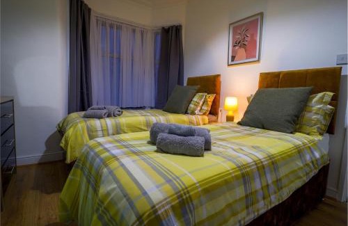 Edmonton Casa | London 4 Bed Contractor Base with Pool Table