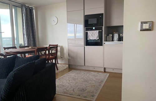 Royal Docks Apartamento | London Apt-Sleeps 4-Parking - Balcony-River View