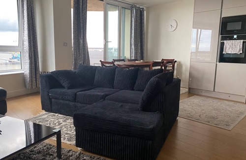 Royal Docks Apartamento | London Apt-sleeps 4-parking - Balcony-river View