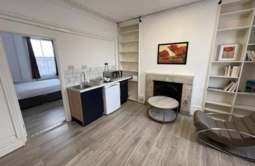 Shepherd's Bush Hotel | London Budget Bliss : Suite Standard