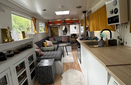 Westbourne Green Casa | London Dutch Barge - Sleeps 3 & Cosy Fireplace
