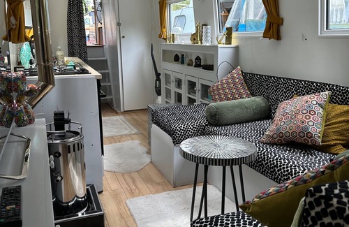 Westbourne Green Casa | London Dutch Barge - Sleeps 3 & Cosy Fireplace