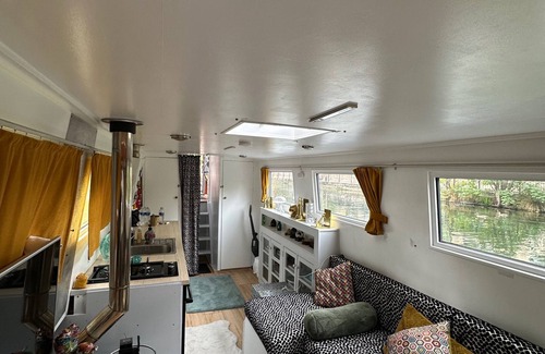 Westbourne Green Casa | London Dutch Barge - Sleeps 3 & Cosy Fireplace