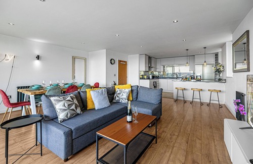Docklands Apartamento | LONDON EXCEL MARINA DELIGHT- Chic 2-Bedroom with Panoramic Water View.