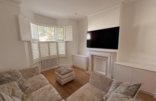 Town Casa | London Family Sleep 8 w 4 Baths WiFi 1m Tube