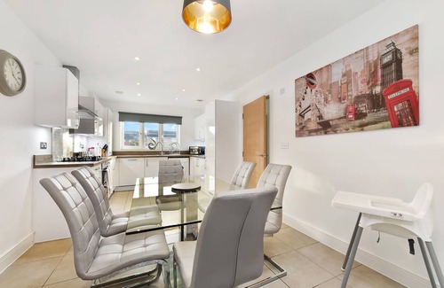 Stanwell Casa | London Heathrow Living Holywell Serviced House B, Stanwell