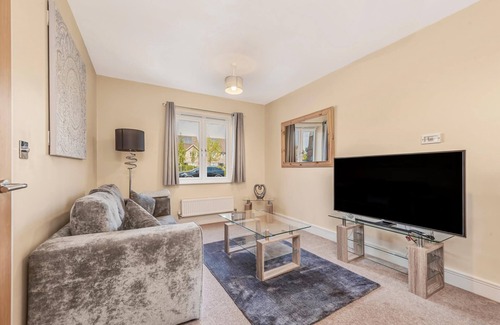 Stanwell Casa | London Heathrow Living Holywell Serviced House C - 4 bedrooms - 9 beds