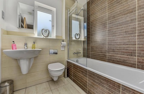 Stanwell Casa | London Heathrow Living Holywell Serviced House C - 4 bedrooms - 9 beds