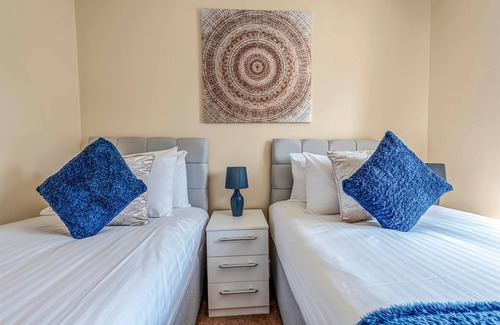 Stanwell Casa | London Heathrow Living Holywell Serviced House C - 4 bedrooms - 9 beds