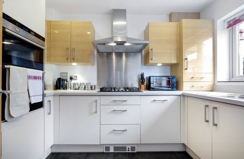 Stanwell Casa | London Heathrow Living Holywell Springs Serviced House