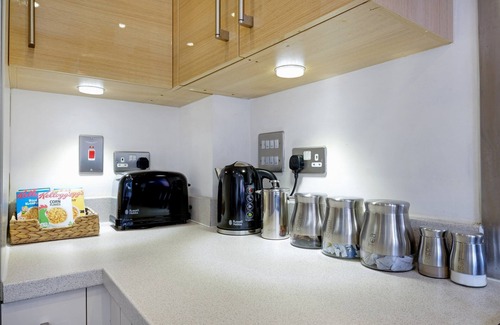 Stanwell Casa | London Heathrow Living Holywell Springs Serviced House