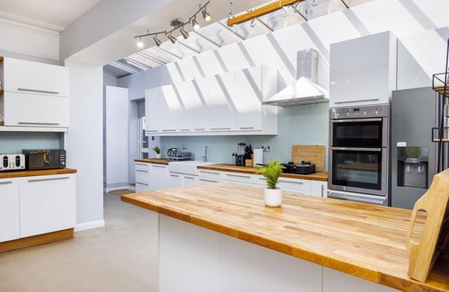 South Acton Casa | London House Sleeps 12 , Free Parking, WiFi
