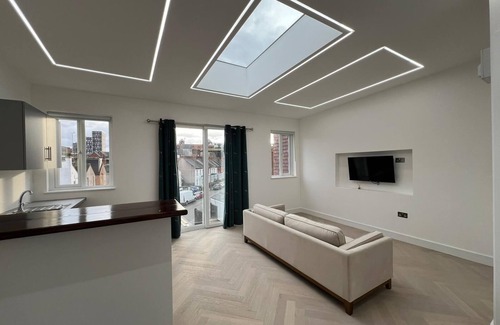 Harrow Casa | London House with 5 Very Large Ensuite Bedrooms, Excellent Location