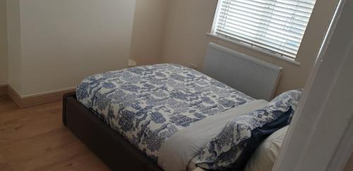 Clayhall Apartamento | London Luxury 3 bedroom 2 bathrooms flat 1 min to Redbridge Station FREE parking & WIFI