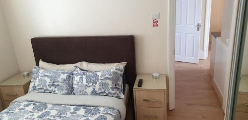 Clayhall Apartamento | London Luxury 3 bedroom 2 bathrooms flat 1 min to Redbridge Station FREE parking & WIFI
