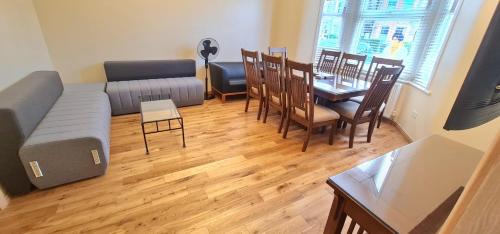 Valentines Apartamento | London Luxury 3 bedroom flat, 2 bathrooms, Living Room, free parking, 4 mins to station, garden