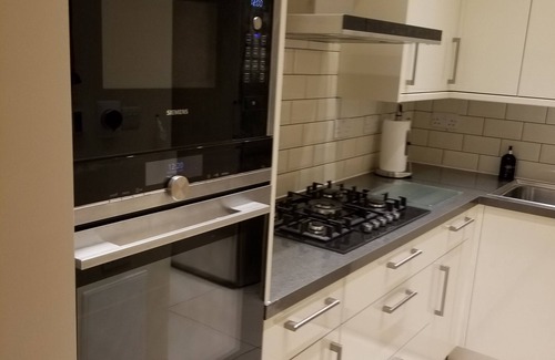 Clayhall Apartamento | London Luxury 4 Bedroom with 4 On suite Bathrooms and Free Parking Close to Tube