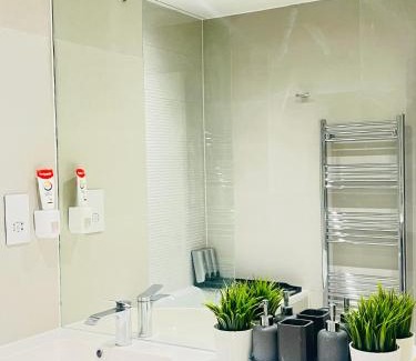 London Borough of Hounslow Apartamento | London LUXXE Apartments with Parking, Prime Location