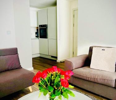 London Borough of Hounslow Apartamento | London LUXXE Apartments with Parking, Prime Location