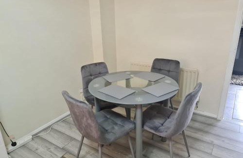 Thamesmead Casa | London - Sleeps 4 - Parking - Garden - PetFriendly
