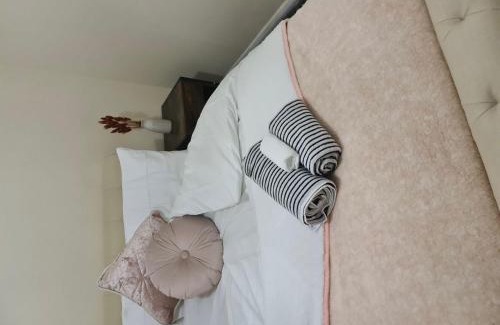 Thamesmead Casa | London - Sleeps 4 - Parking - Garden - PetFriendly