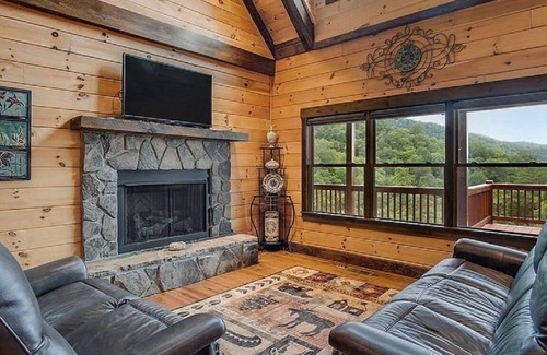 Franklin Cabina | Lone Pine Cabin, Views, Sleeps 10, Starlink, Fire Pit, and Hiking Trails