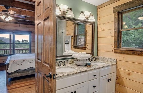 Franklin Cabina | Lone Pine Cabin, Views, Sleeps 10, Starlink, Fire Pit, and Hiking Trails