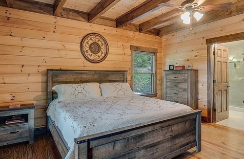 Franklin Cabina | Lone Pine Cabin, Views, Sleeps 10, Starlink, Fire Pit, and Hiking Trails